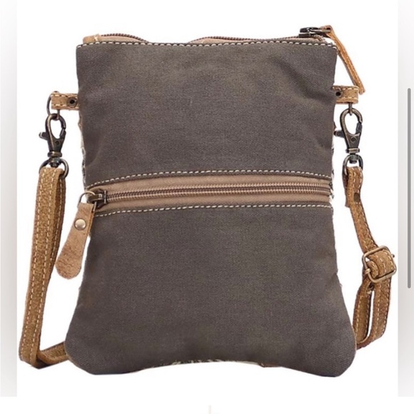 NWT STUNNING Genuine Leather MYRA CROSSBODY FLARE BAG 7" x 8.5" Strap: 22" - Picture 2 of 5